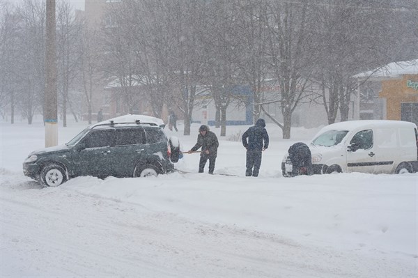 Славянск в снегу: как жители города реагируют на последствия снегопада (обзор соцсетей)