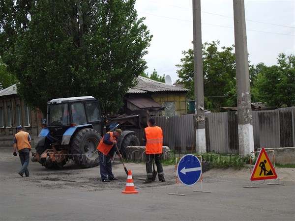 Коммунальники Славянска приступили к ремонту кровель и  латанию дороги на улице Фрунзе