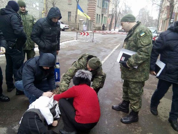 В Славянске из-отдела полиции женщину увезла скорая. Она так и не успела написать заявления на обидчика