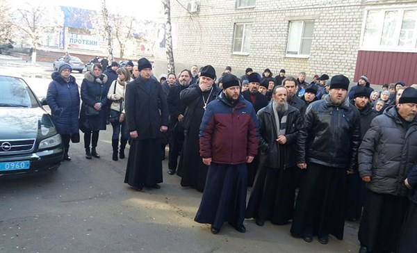 Митрополита Горловской епархии после задержания и допроса в полиции Славянска встречали священнослужители  
