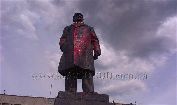 Участники традиционного воскресного вече забросали  славянского Ленина  яйцами с красной краской