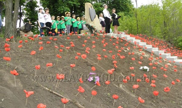 На въезде в Славянск высадили 500 маков в память о погибших в 2014 году украинских воинах 