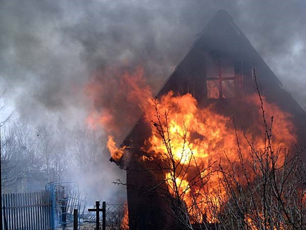 В Славянском районе дочь вместе с соседом пыталась вытащить пожилого отца из огня, но безуспешно