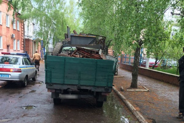 В Славянске полицейские задержали мужчину с полным грузовиком "личного металла"