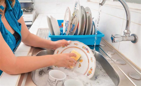 Как правильно мыть тарелки и не испортить их внешний вид