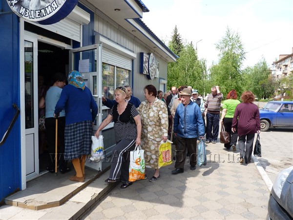 Фотофакт: Жители Славянска массово запасаются продуктами и обсуждают ситуацию в городе