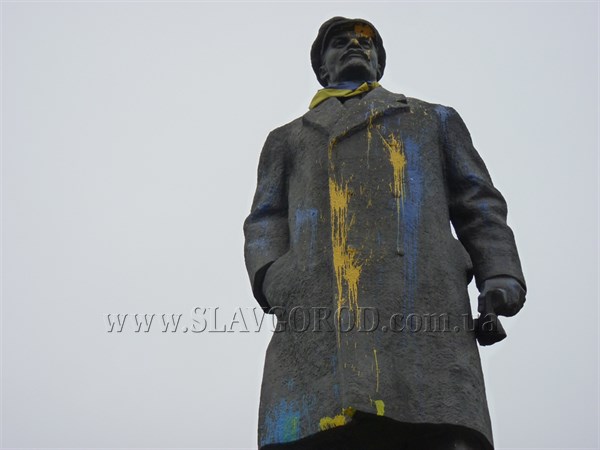 В день смеха  1 апреля в Славянске кто-то подшутил над памятником Ленину