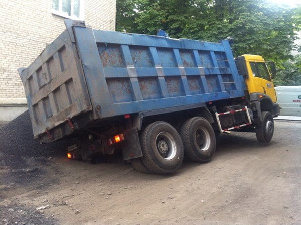 На улице Торской в Славянске грузовик чуть не ушел под землю (ФОТОФАКТ)