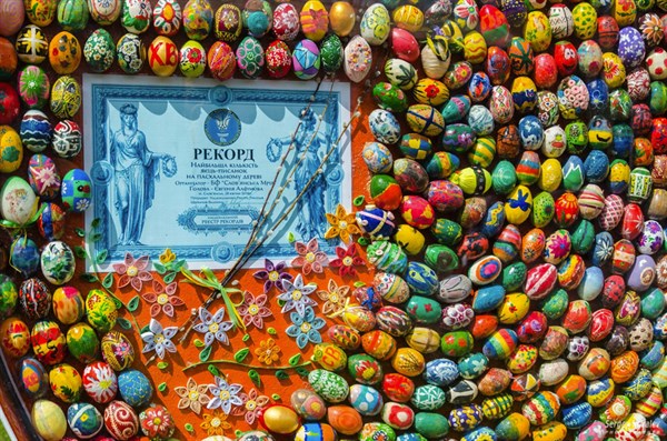 Арт-объект в  Славянске в форме пасхального яйца занесен в Книгу рекордов Украины (ФОТОГАЛЕРЕЯ)