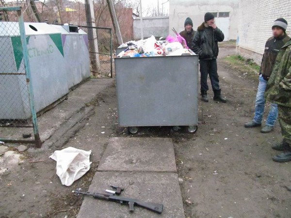 В Славянске в мусорном баке нашли мешок с автоматом и пистолетом 