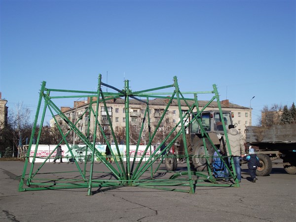 Новый год идет: на центральной площади Славянска устанавливают главную городскую елку