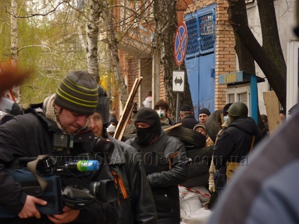 В Славянске "зеленые человечки" захватили журналистов Общественного телевидения и запретили работать