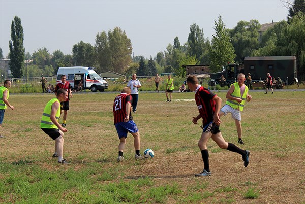 Вместо оружия - мяч: в Славянске военные устроили спортивные состязания (Фото)