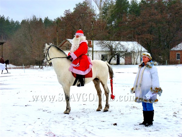 В конно-спортивный клуб «Аллюр» в Славянске дед Мороз привез подарки верхом на белом скакуне (Фоторепортаж) 