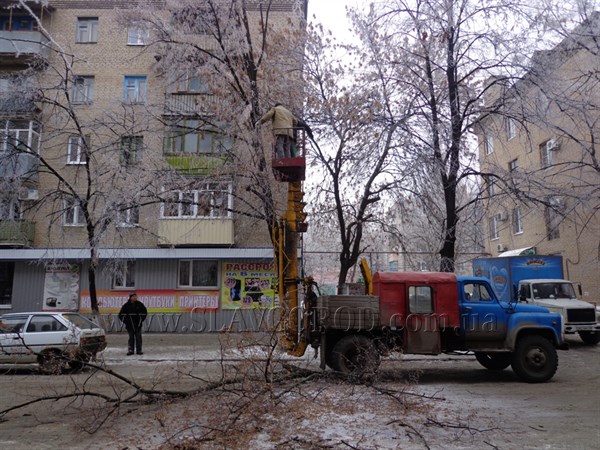 Всё для людей: утром коммунальники Славянска спасали центр города от аварийных деревьев