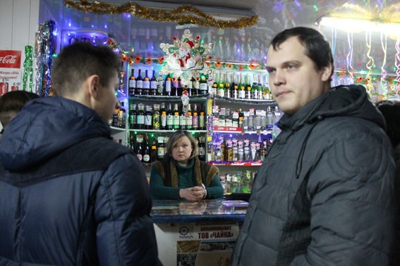В Славянске школьники  на глазах у полицейских покупали спиртное и сигареты (Фото)