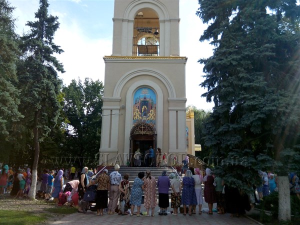 В праздник Преображения Господнего тысячи жителей Славянска отправились в церковь святить фрукты