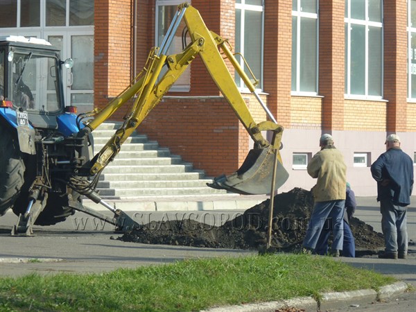 Отопительный сезон в Славянске не начнется до 1 ноября. Специалисты теплосети продолжают ремонт сетей.