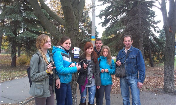 Славянские активисты против того, чтобы агитационные листовки висели на деревьях. Они исправили  это недоразумение. 