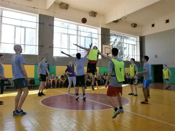 В Славянске стартовали зональные соревнования по баскетболу