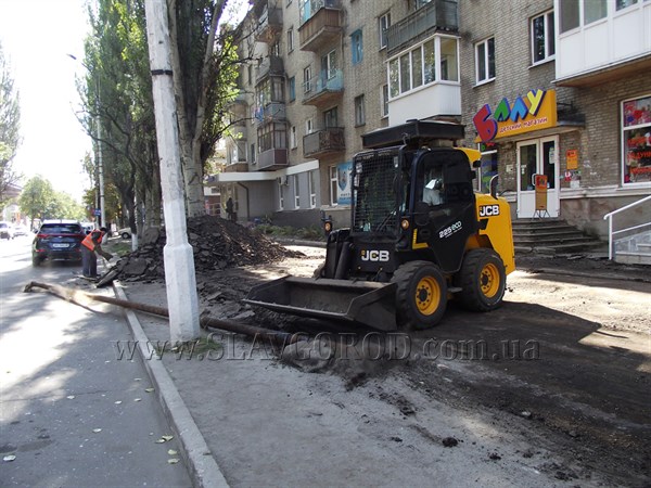 В Славянске начали ремонтировать тротуары 
