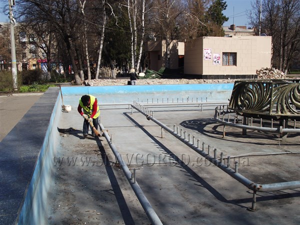 В Славянске готовят фонтан к запуску 