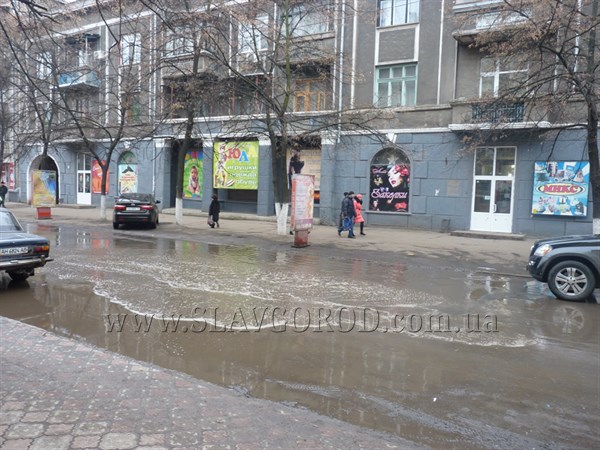 Чья вода? В Славянске по улице Шевченко снова течет рекой питьевая вода