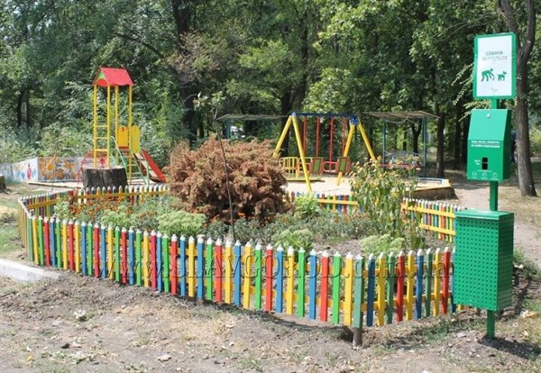 Славянск преображается благодаря активным жителям: у сквера Мечты появился разноцветный заборчик  
