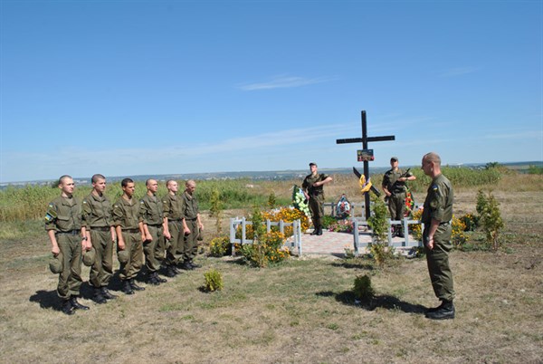 В Славянске военные минутой молчания вспомнили погибших на месте падения вертолета 