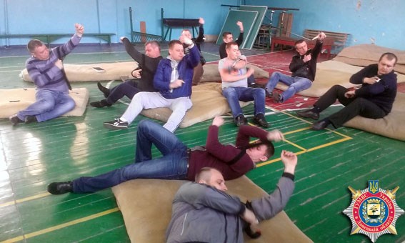Перед отправкой в зону АТО правоохранители Славянска прошли инструктаж волонтеров-медиков из Киева