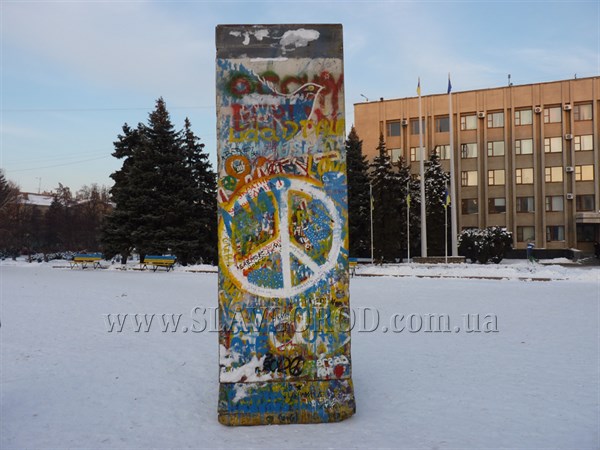 В Славянск из Германии привезли обломок «Берлинской стены»