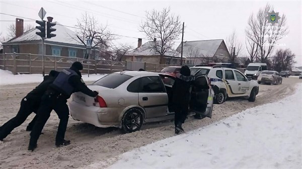 Слов’янськ та Краматорськ після снігопаду:  якпатрульні допомагають водіям, які потрапили в снігову «пастку»