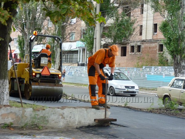 В Славянске продолжается ремонт тротуаров 