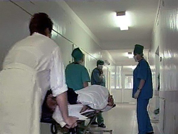 В Славянскую больницу привезли мужчину без сознания, с травмой головы и без документов. Полицейские просят помощи в установлении личности пациента