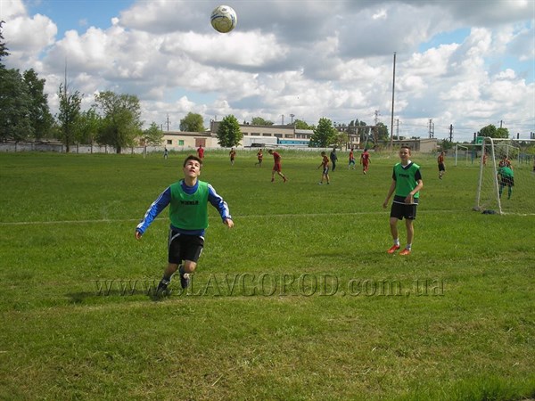 В Славянске прошли соревнования по футболу среди работников предприятий. 