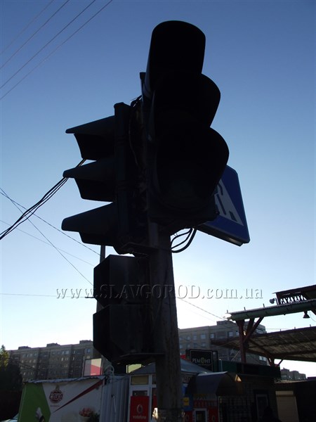 Отключенные светофоры в Славянске обещают скоро включить