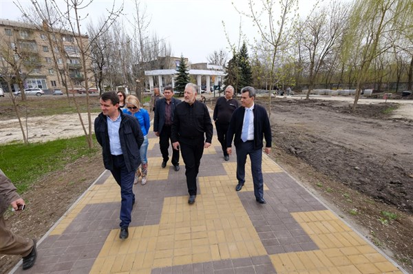 Ревизор Жебривский проверил реконструкцию городского парка в Славянске. Остался недоволен из-за «островков совка»