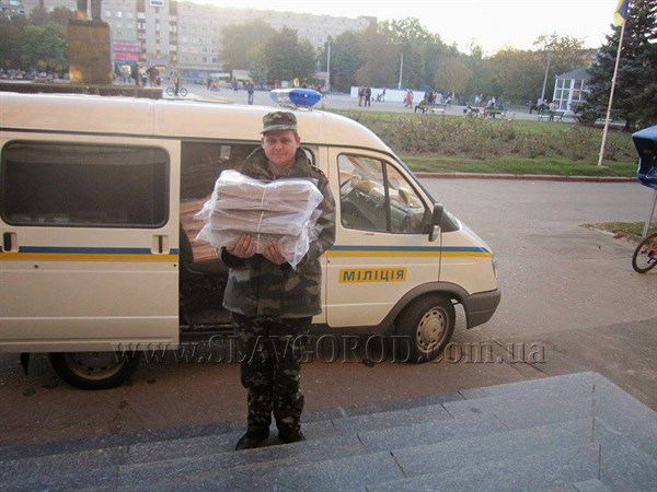 Национальная гвардия помогла доставить в Славянск специальный тираж газеты «Сегодня» для переселенцев
