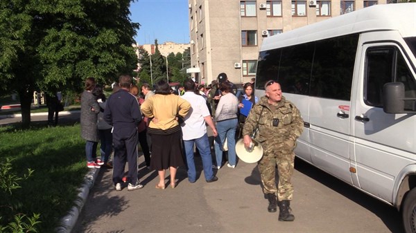 Активисты в Славянске заблокировали автобус с «группой поддержки» Нели Штепы ФОТО