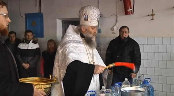 Новая мода: в Славянске крещенской водой священник освятил целую фильтровальную станцию (ВИДЕО)