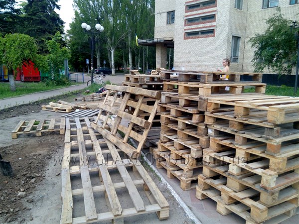 В центре Славянска активная молодежь начала строительство «Парклетта»
