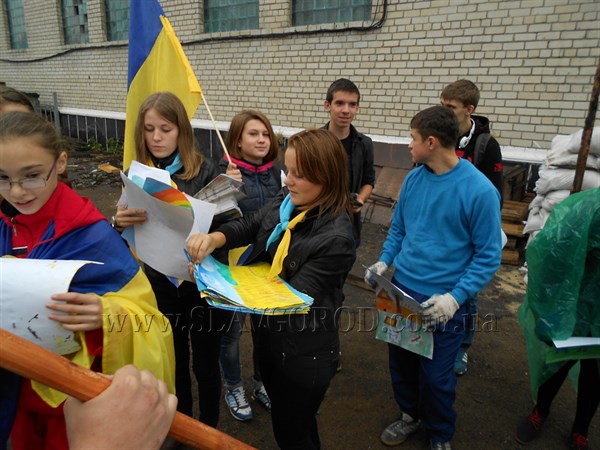 «Дети Славянска – воинам АТО»: для поддержания боевого духа волонтеры подарили детские рисунки украинским военным