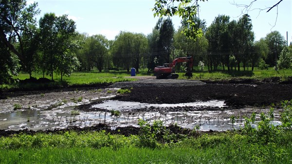 В центральном парке Славянска продолжается строительство спортплощадки