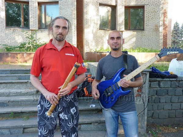 «Война войной, а искусство вечно»: группа единомышленников помогает жителям Славянска снять напряжение с помощью музыки