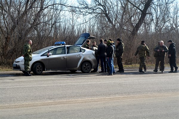 Под Славянском неизвестные в военной форме угрожали расправой полицейским и разбили голову одному сотруднику.  Завязался конфликт и стрельба