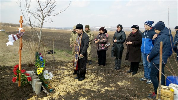 Под Славянском на месте падения вертолета установили памятный крест  погибшим  военнослужащим в июне 2014 
