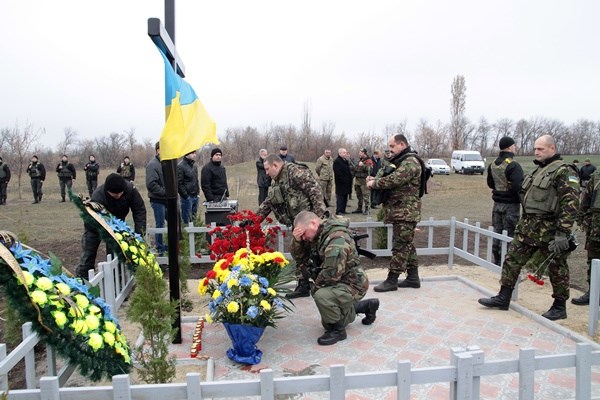 Вблизи Славянска открыли памятный крест погибшим в вертолете МИ-8