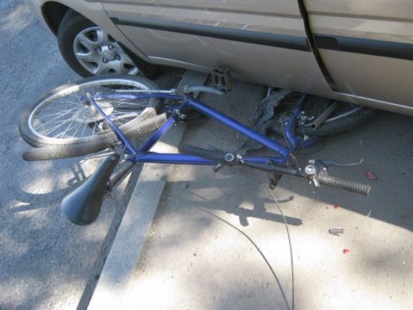 В Славянском районе под колесами неизвестного автомобиля погиб велосипедист