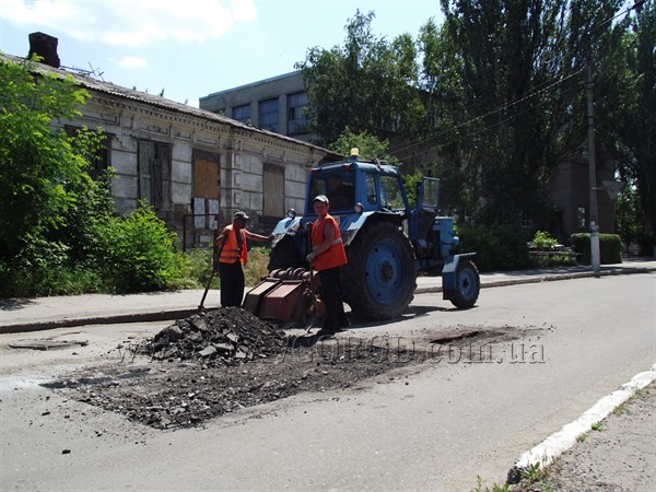Ремонт дорог в Славянске продолжается:  дорожники перебрались на улицу Калинина