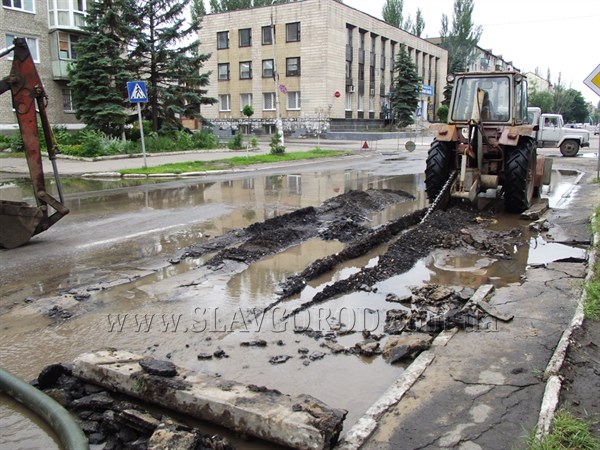 В Славянске по улице Свободы порвало водопровод: ограничено движение транспорта